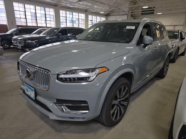 2025 Volvo XC90 B5 Core photo 3
