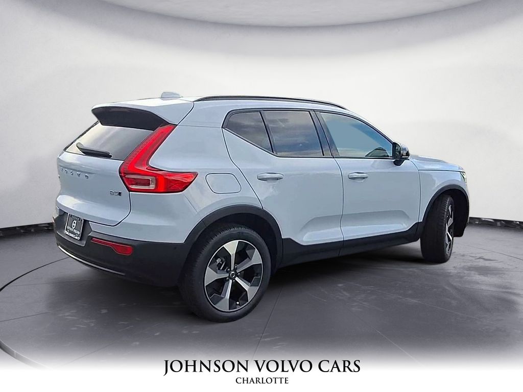 2026 Volvo XC40 Plus photo 4