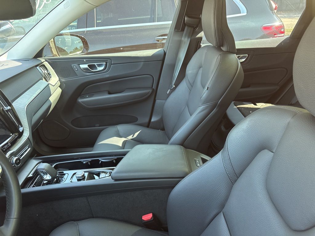 2025 Volvo XC60 B5 Plus photo 4