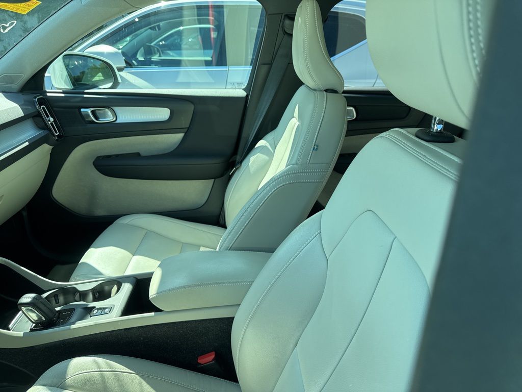 2021 Volvo XC40 T5 Momentum photo 3