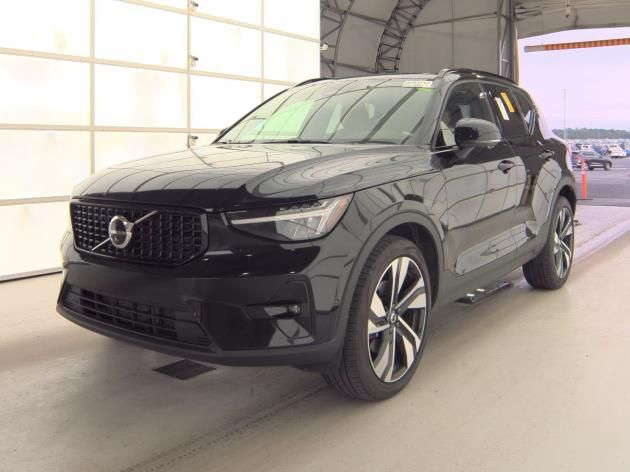 2025 Volvo XC40 Plus photo 3