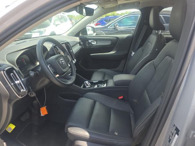 2025 Volvo XC40 Plus photo 4