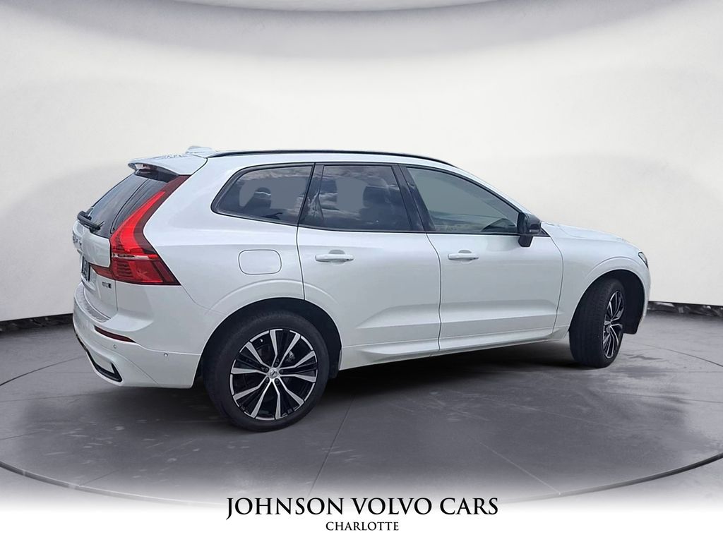 2025 Volvo XC60 B5 Plus photo 4
