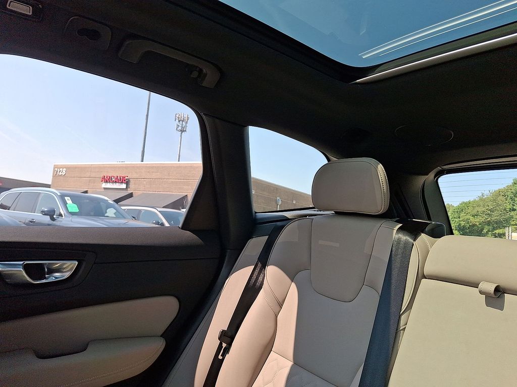 2026 Volvo XC60 Plus - Photo 12