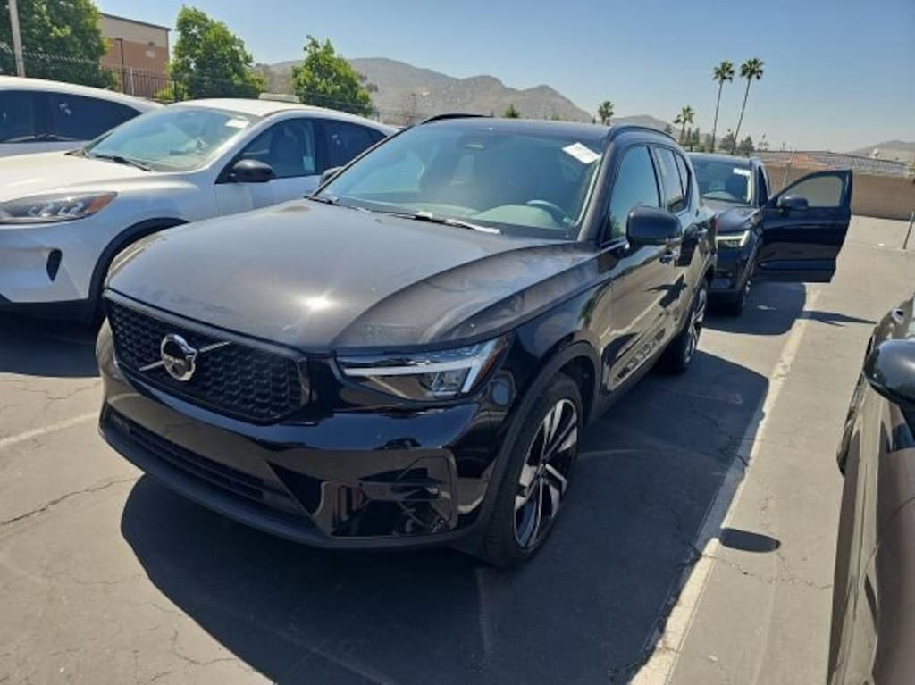 Certified 2025 Volvo XC40 B5 Plus Dark Theme SUV