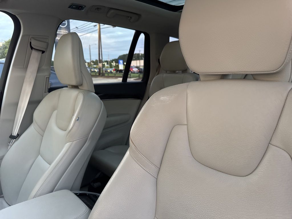 2019 Volvo XC90 T6 Momentum photo 4