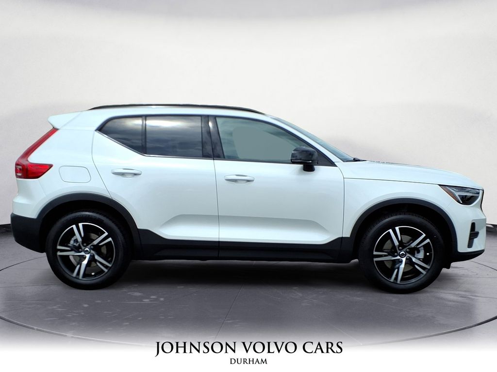 2026 Volvo XC40 Core photo 2