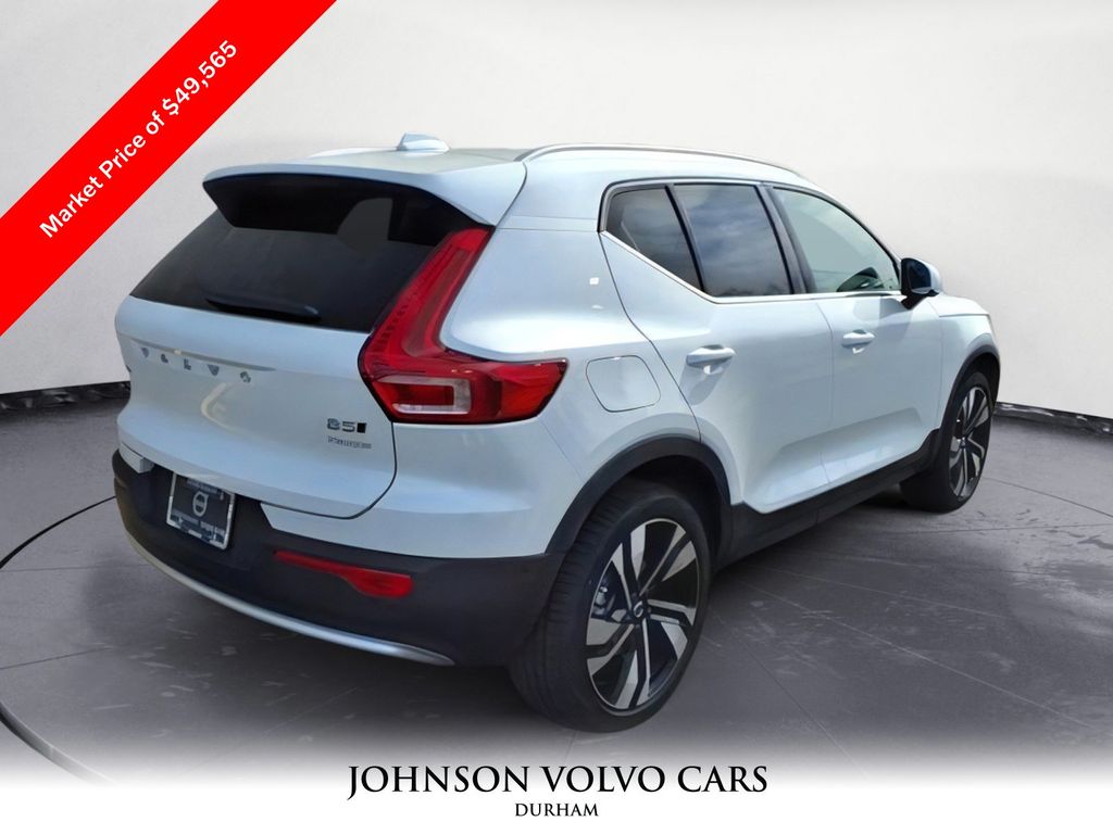 2025 Volvo XC40 photo 3