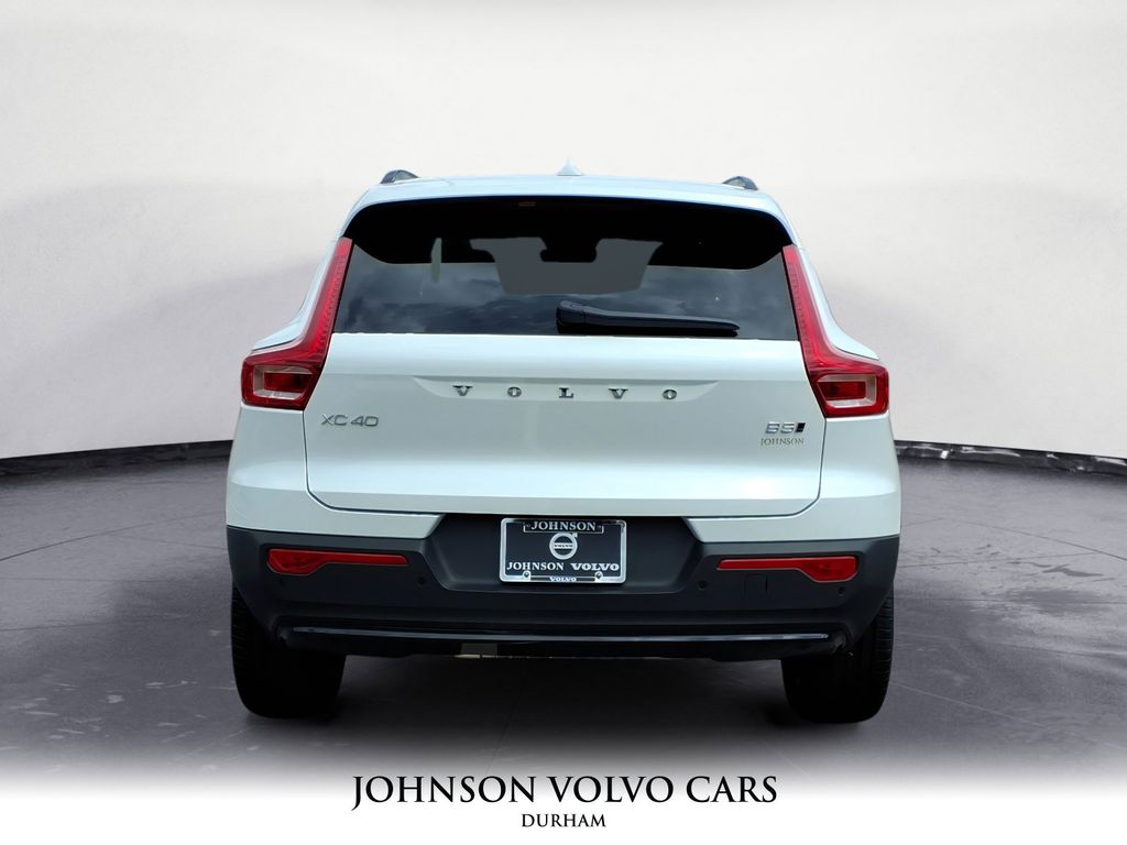 2026 Volvo XC40 Core photo 4