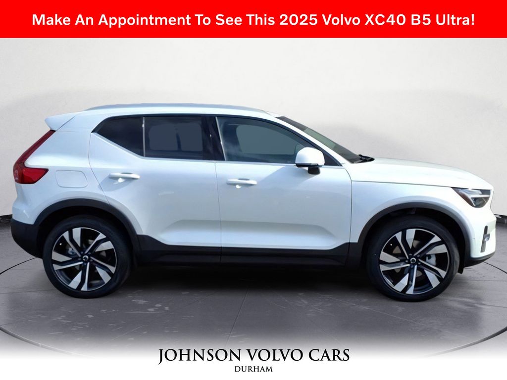 2025 Volvo XC40 photo 2