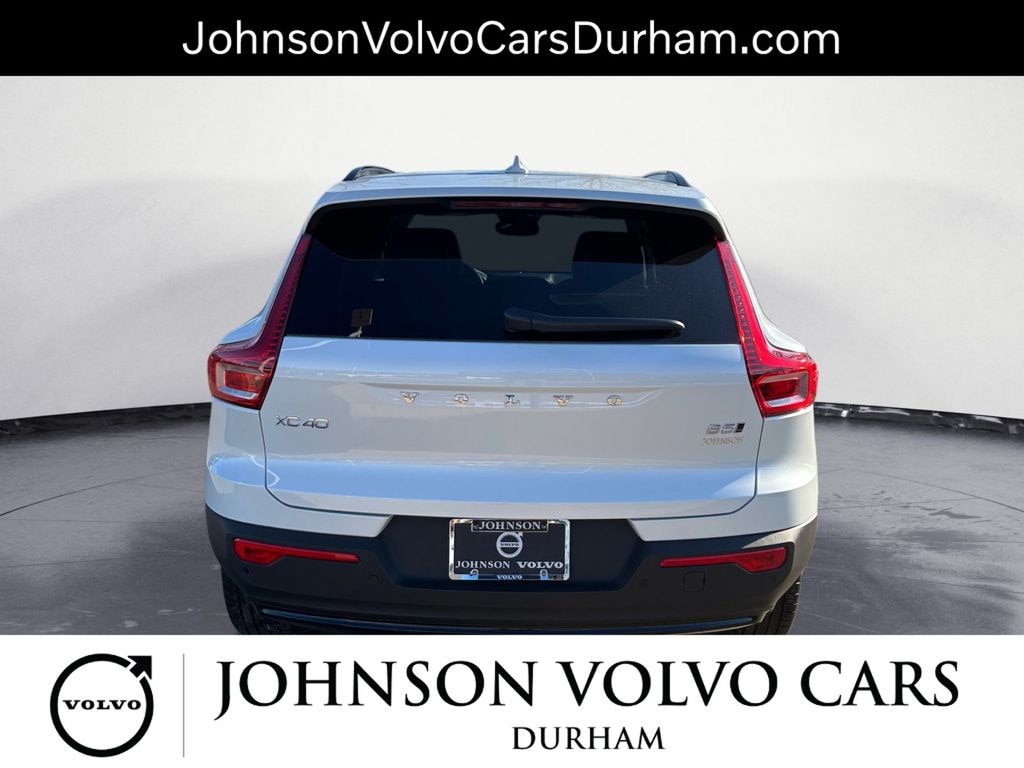 New 2026 Volvo XC40 B5 Core SUV