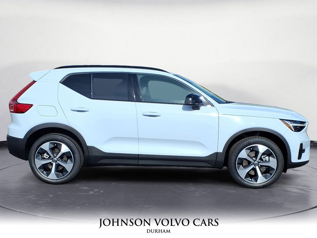 2026 Volvo XC40 Plus photo 2