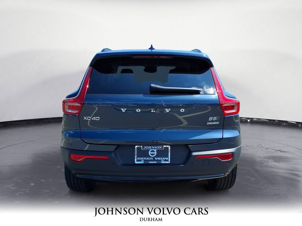 2026 Volvo XC40 Core AWD photo 4