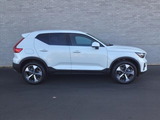 2025 Volvo XC40 Core photo 2