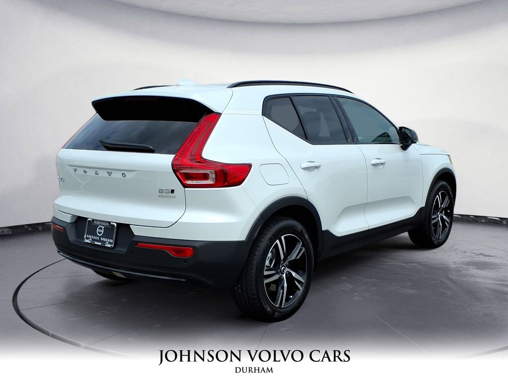 2026 Volvo XC40 Core photo 3