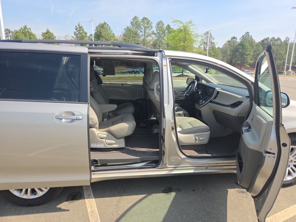 Used 2017 Toyota Sienna XLE Minivan/Van