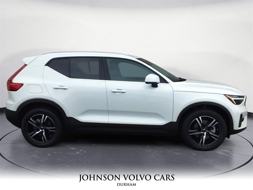 2025 Volvo XC40 Core photo 2