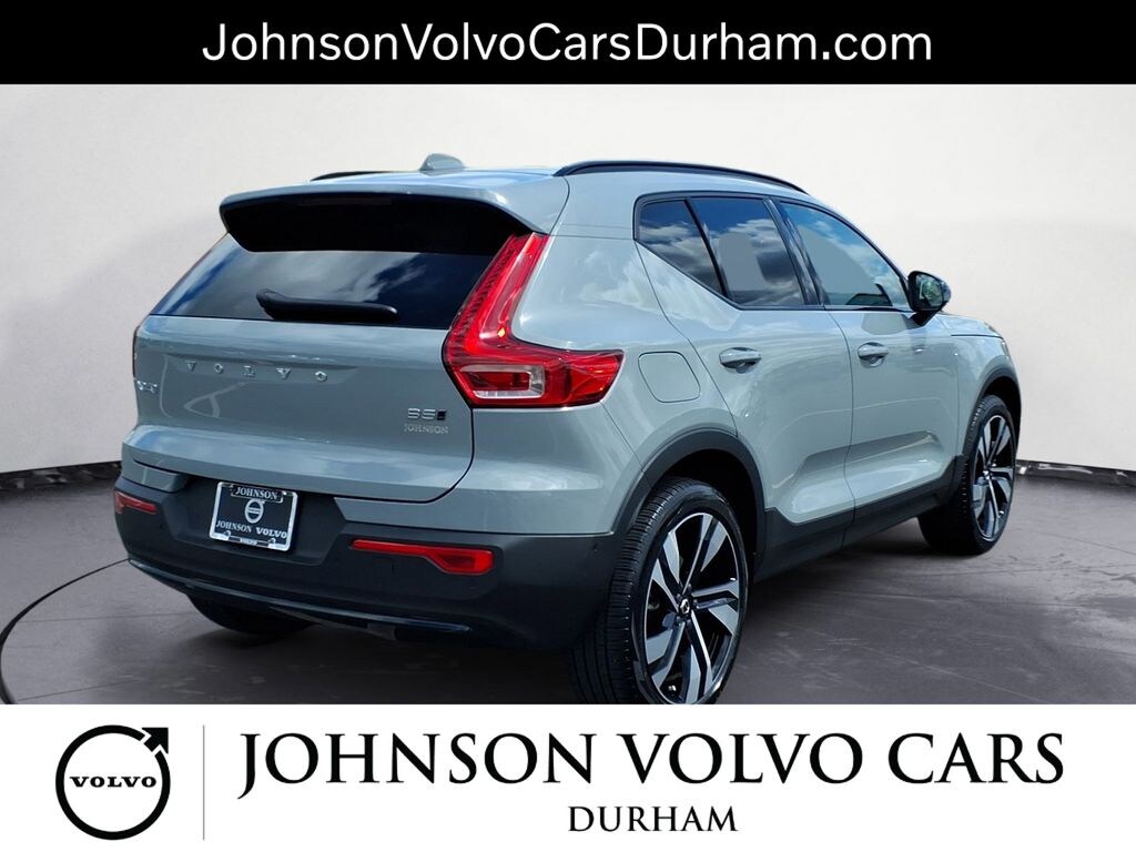 New 2025 Volvo XC40 B5 Plus Dark Theme SUV