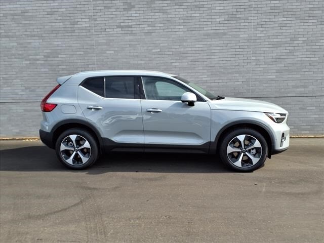 2025 Volvo XC40 Plus photo 2