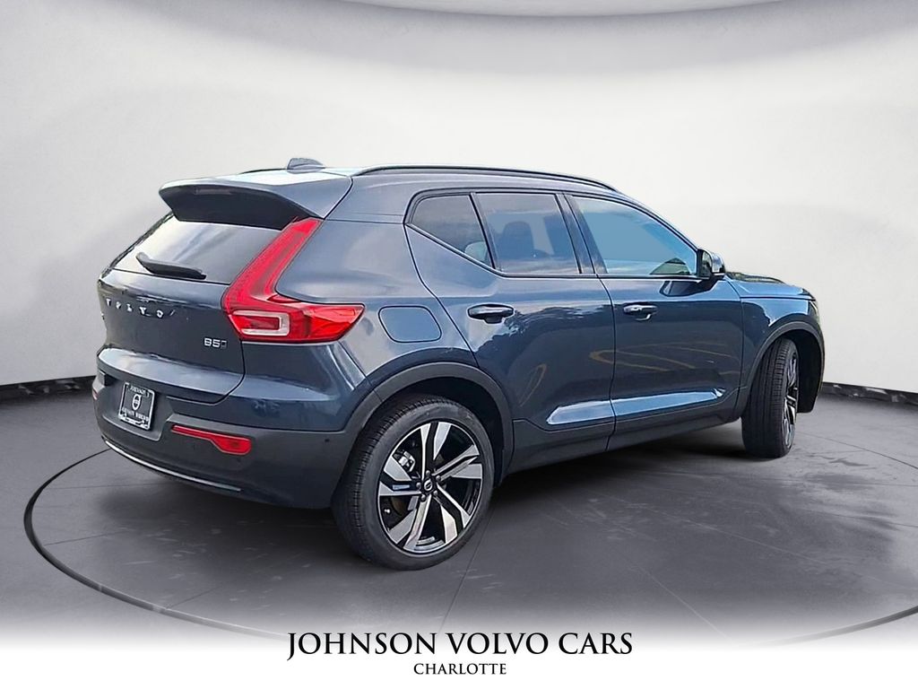 2026 Volvo XC40 photo 3