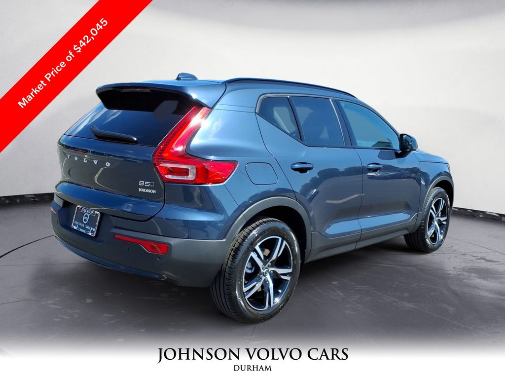 2026 Volvo XC40 Core AWD photo 3