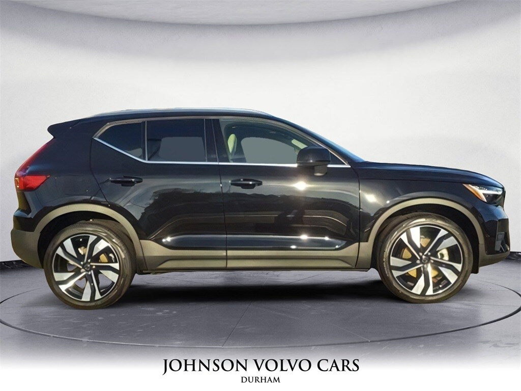 2025 Volvo XC40 Plus photo 2