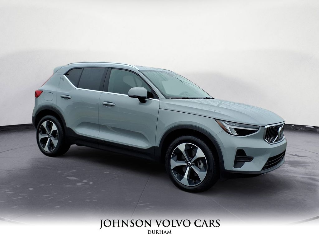 2025 Volvo XC40 Core