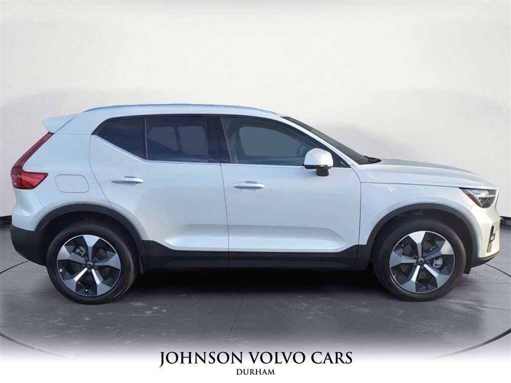 2025 Volvo XC40 Plus photo 2