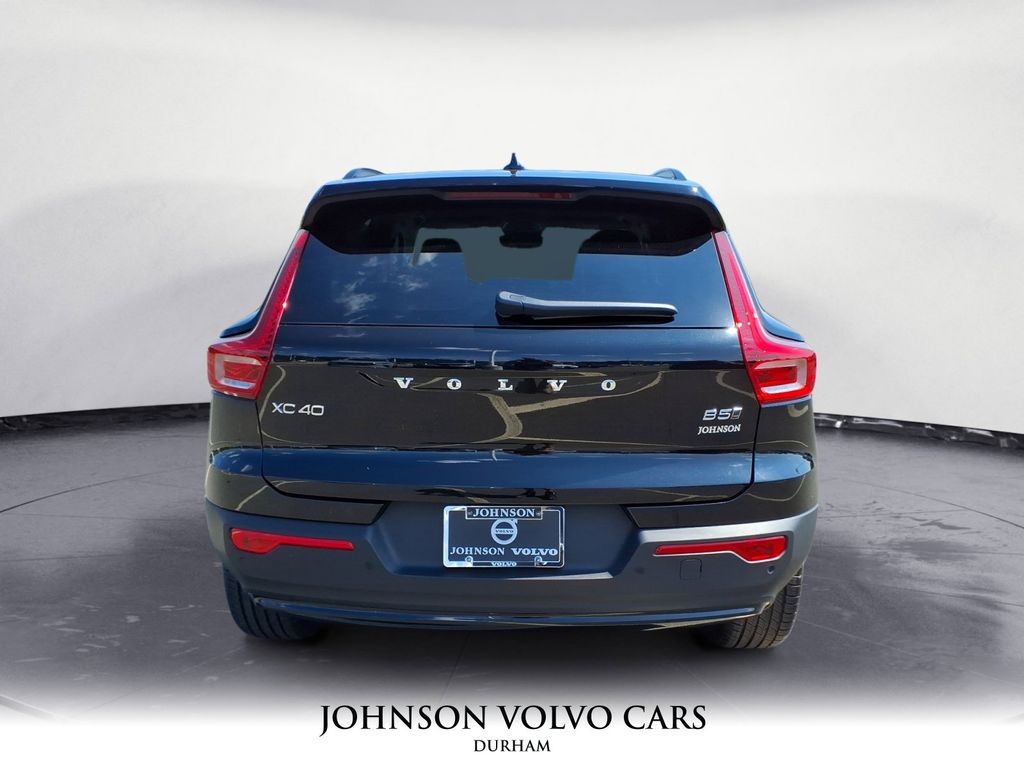 2026 Volvo XC40 Core photo 4