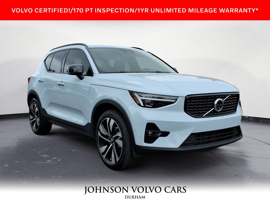 2024 Volvo XC40 B5 Plus Dark Theme