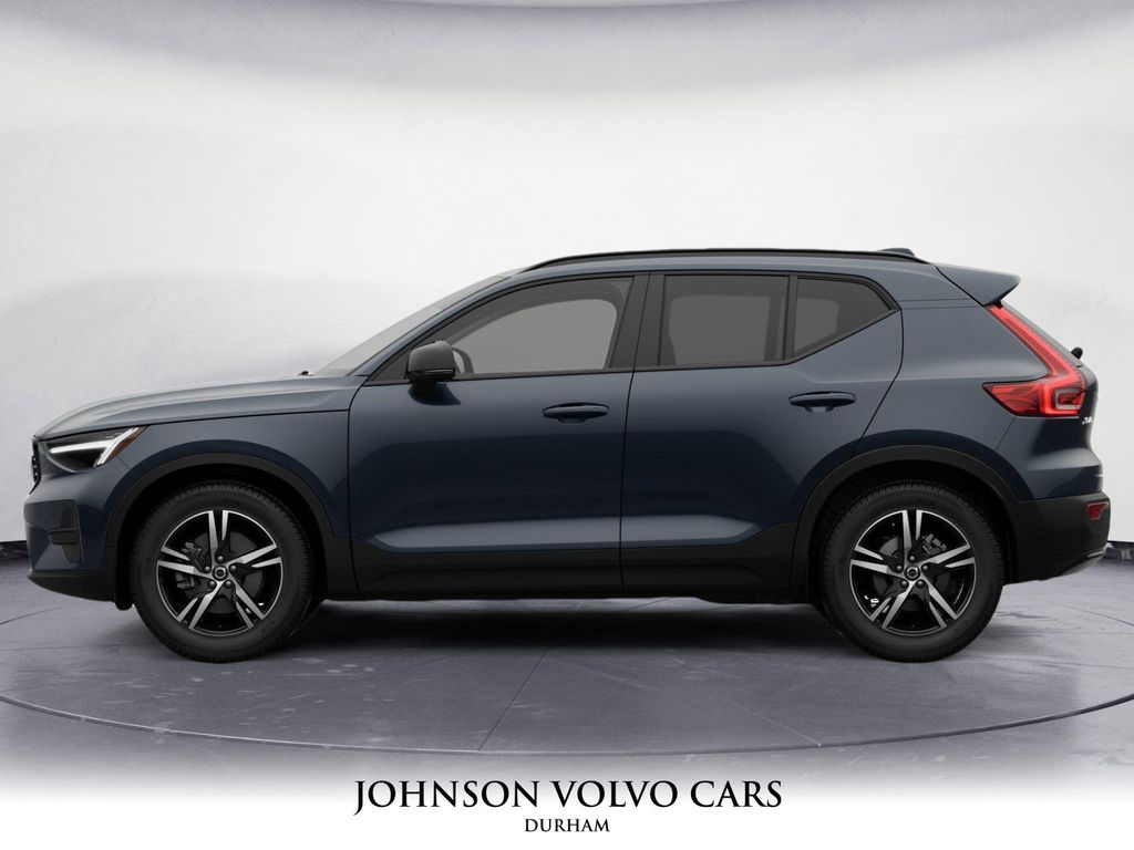 2026 Volvo XC40 Core AWD photo 3
