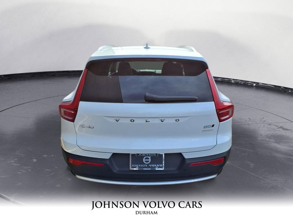 2025 Volvo XC40 photo 4