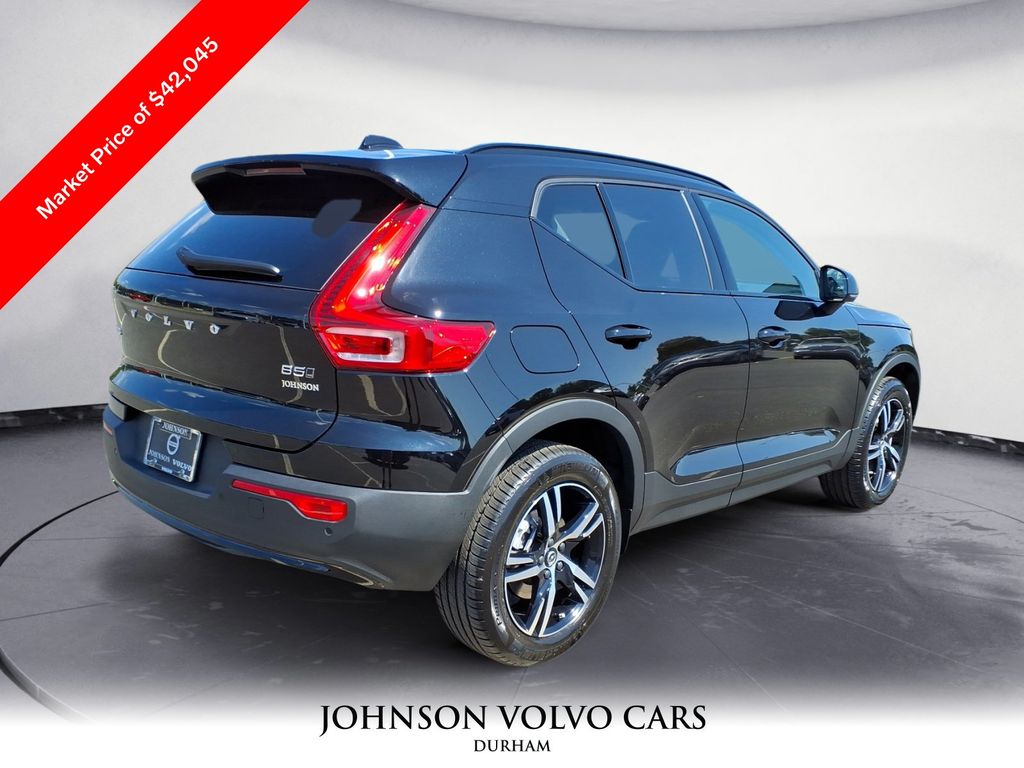 2026 Volvo XC40 Core photo 3