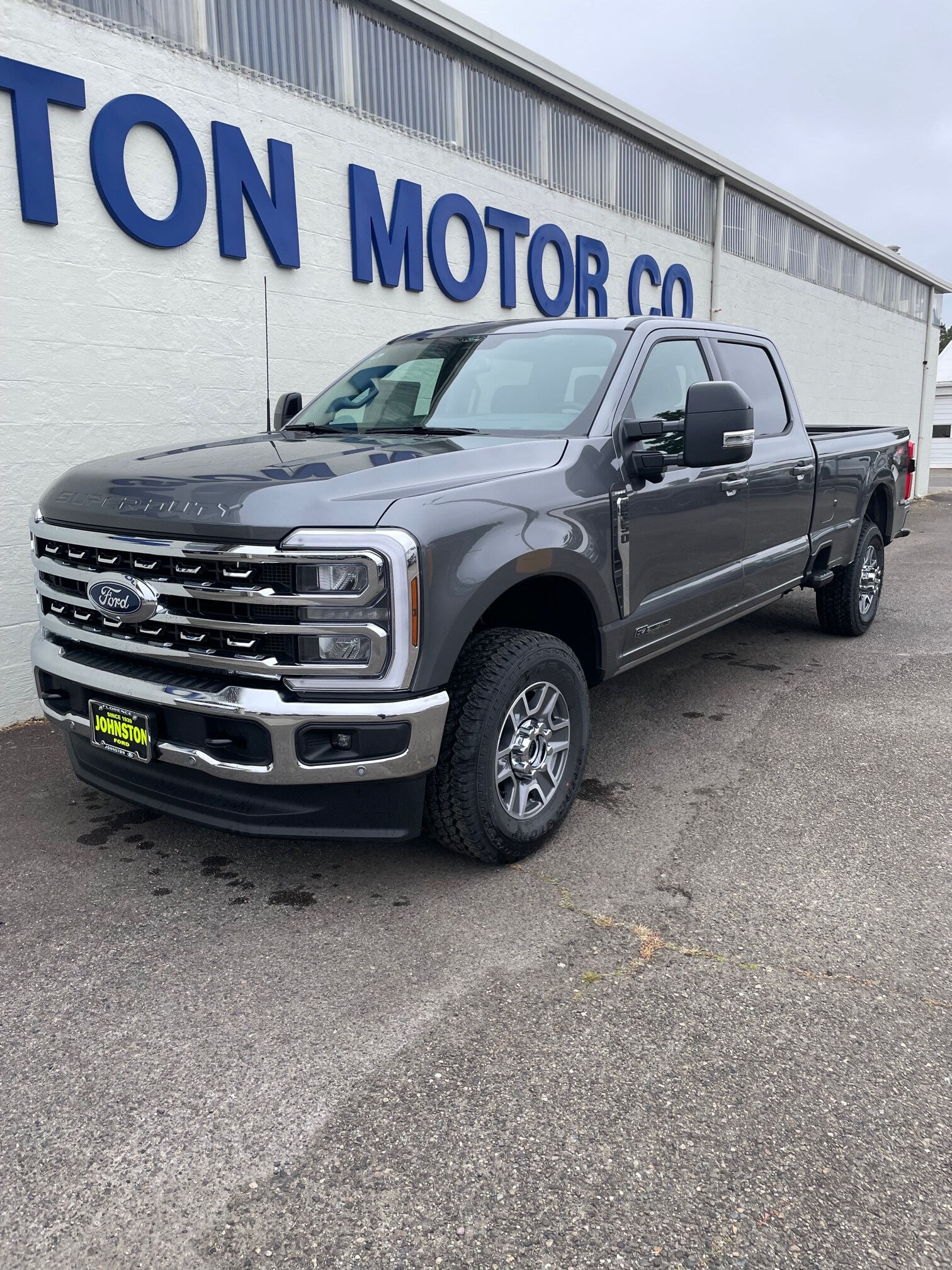 2025 Ford F-350 Lariat photo 2