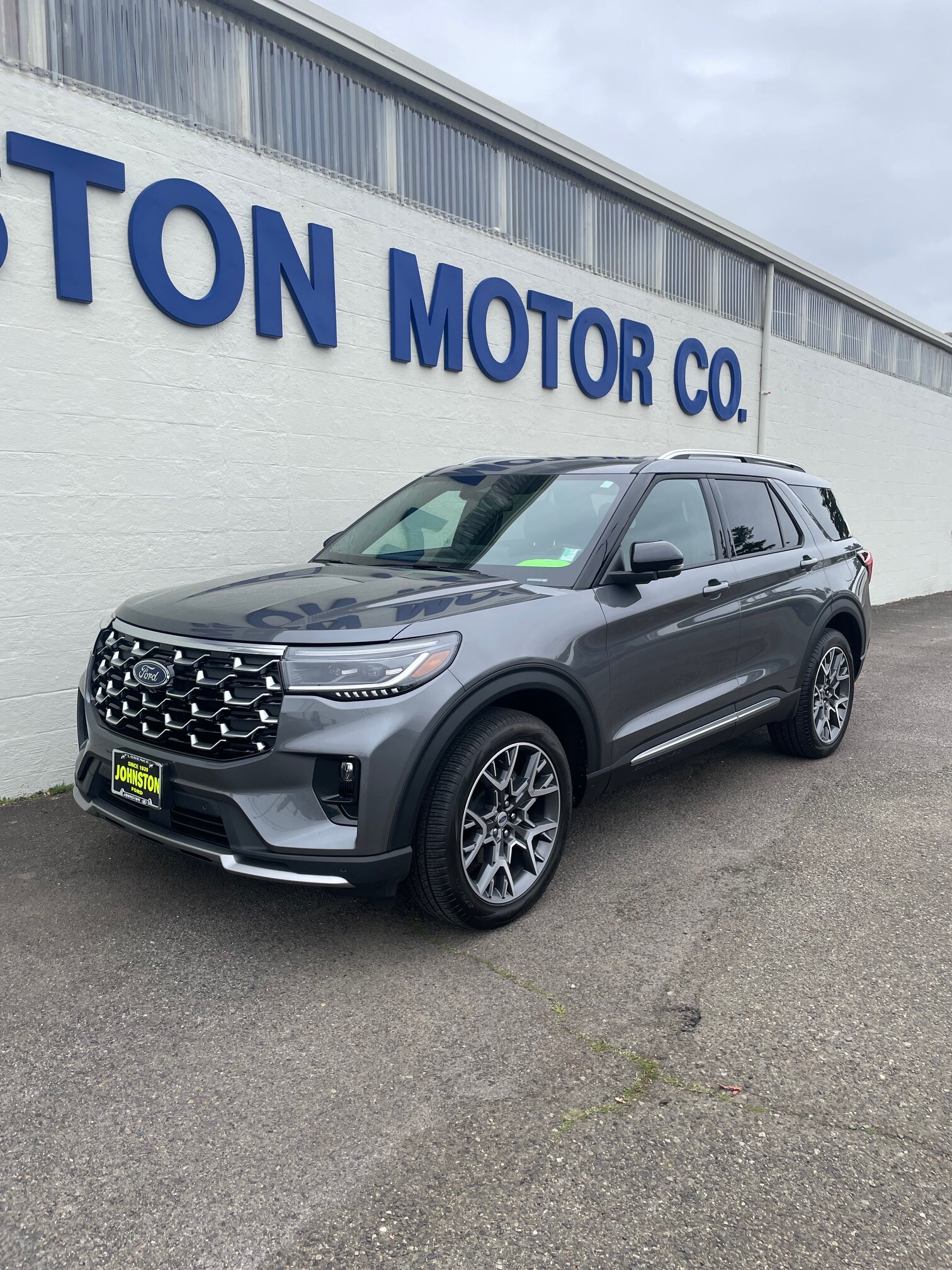 2025 Ford Explorer Platinum photo 2