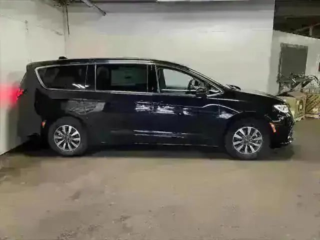 New 2023 Chrysler Pacifica Hybrid PACIFICA PLUG-IN HYBRID TOURING L Passenger Van