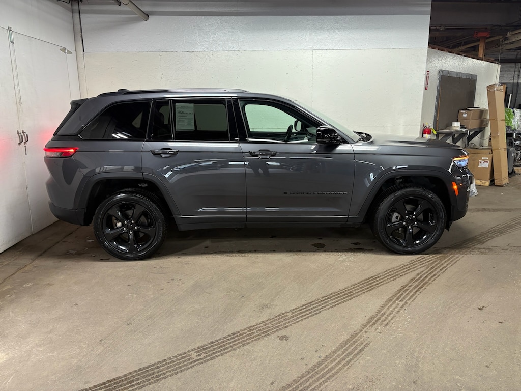 Used 2024 Jeep Grand Cherokee Altitude SUV