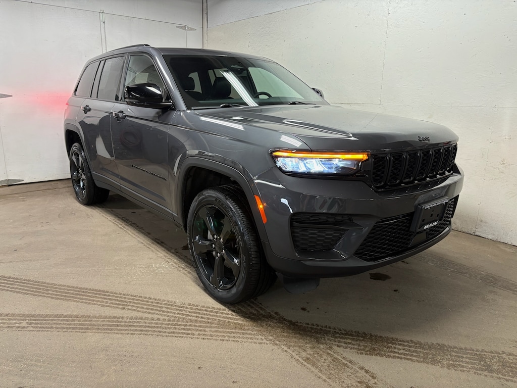Used 2024 Jeep Grand Cherokee Altitude SUV