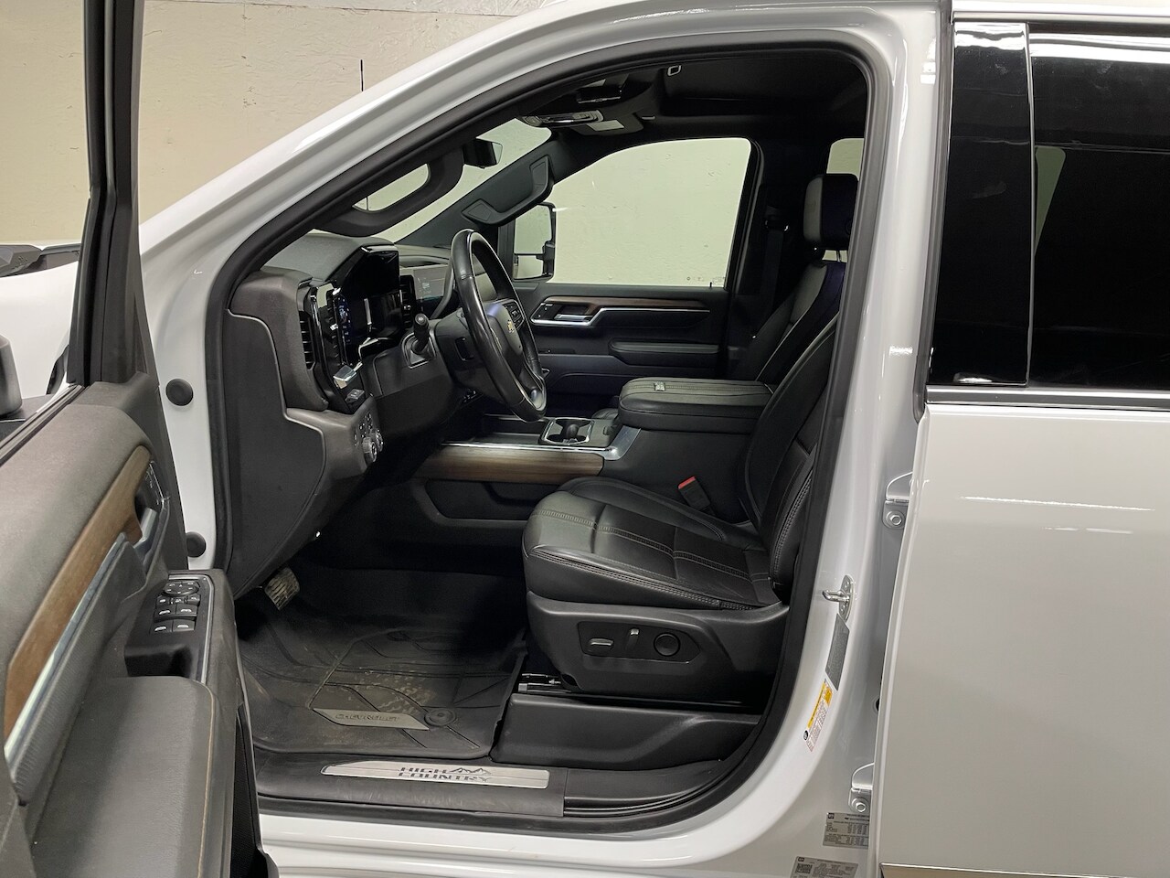 2024 Chevrolet Silverado 2500HD High Country photo 3