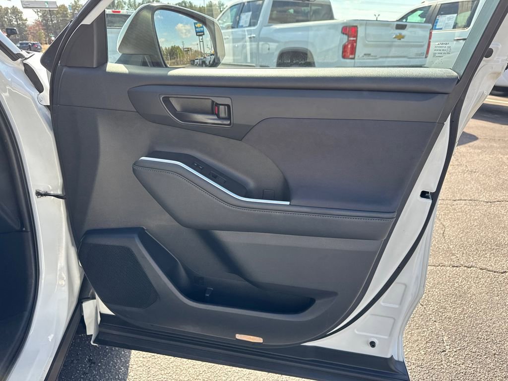 2023 Toyota Highlander LE - Photo 15