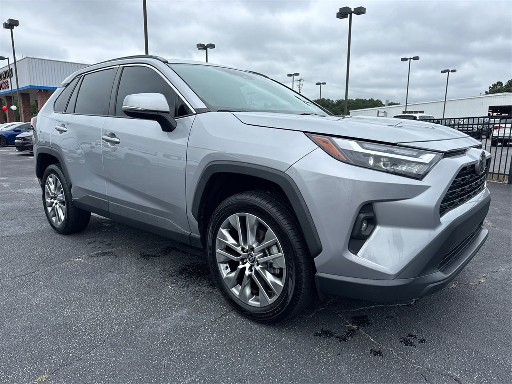 2022 Toyota RAV4 XLE Premium photo 3