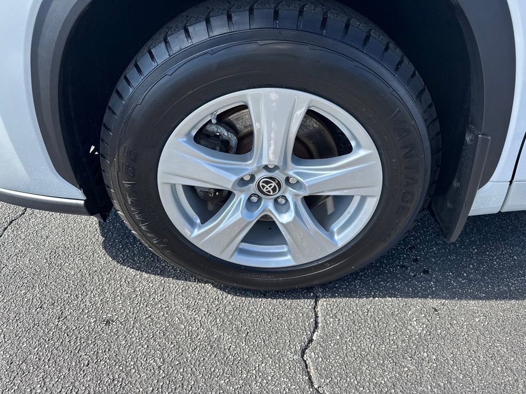 2023 Toyota Highlander LE - Photo 12