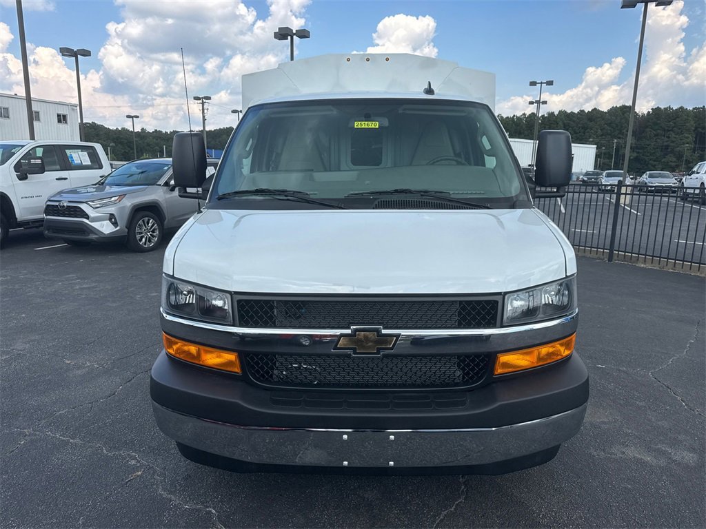 2025 Chevrolet Express Cutaway 3500 photo 3