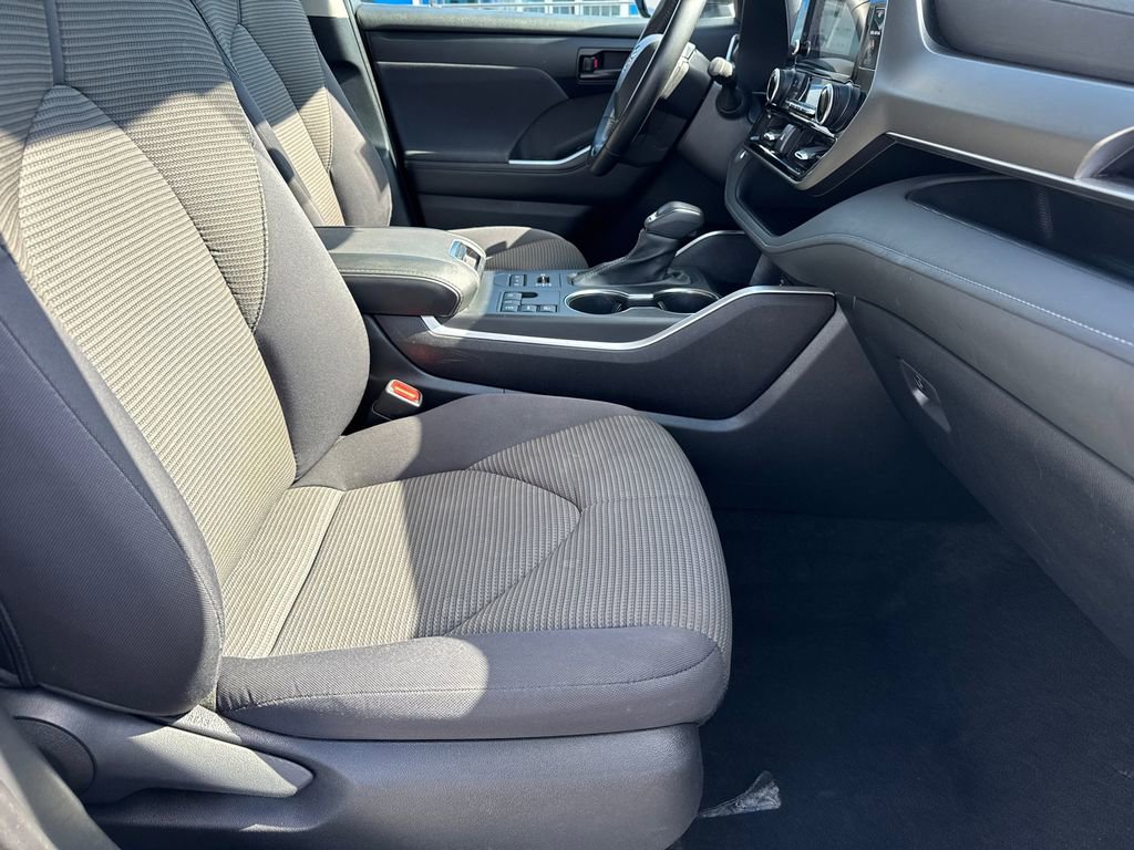 2023 Toyota Highlander LE - Photo 14