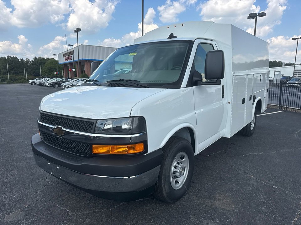 2025 Chevrolet Express Cutaway 3500 photo 2