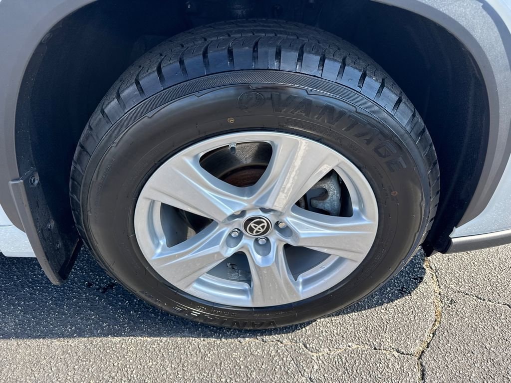 2023 Toyota Highlander LE - Photo 13