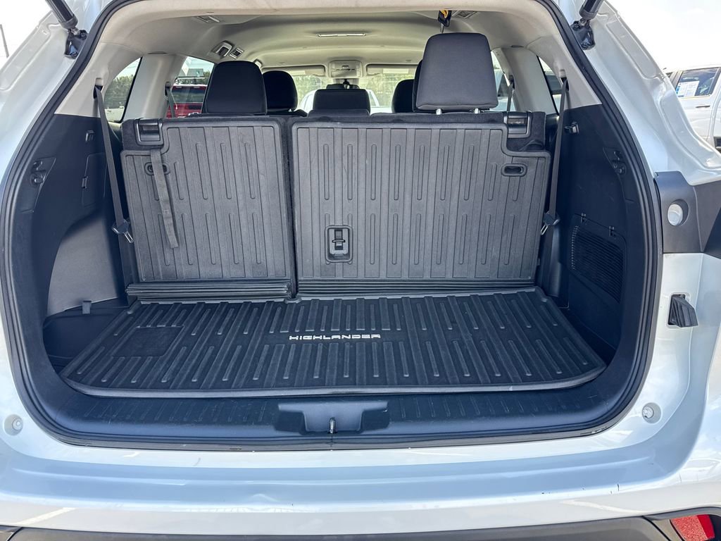 2023 Toyota Highlander LE - Photo 19