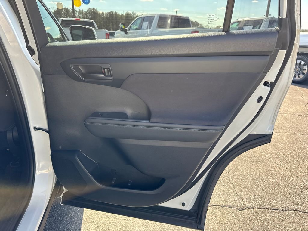 2023 Toyota Highlander LE - Photo 17