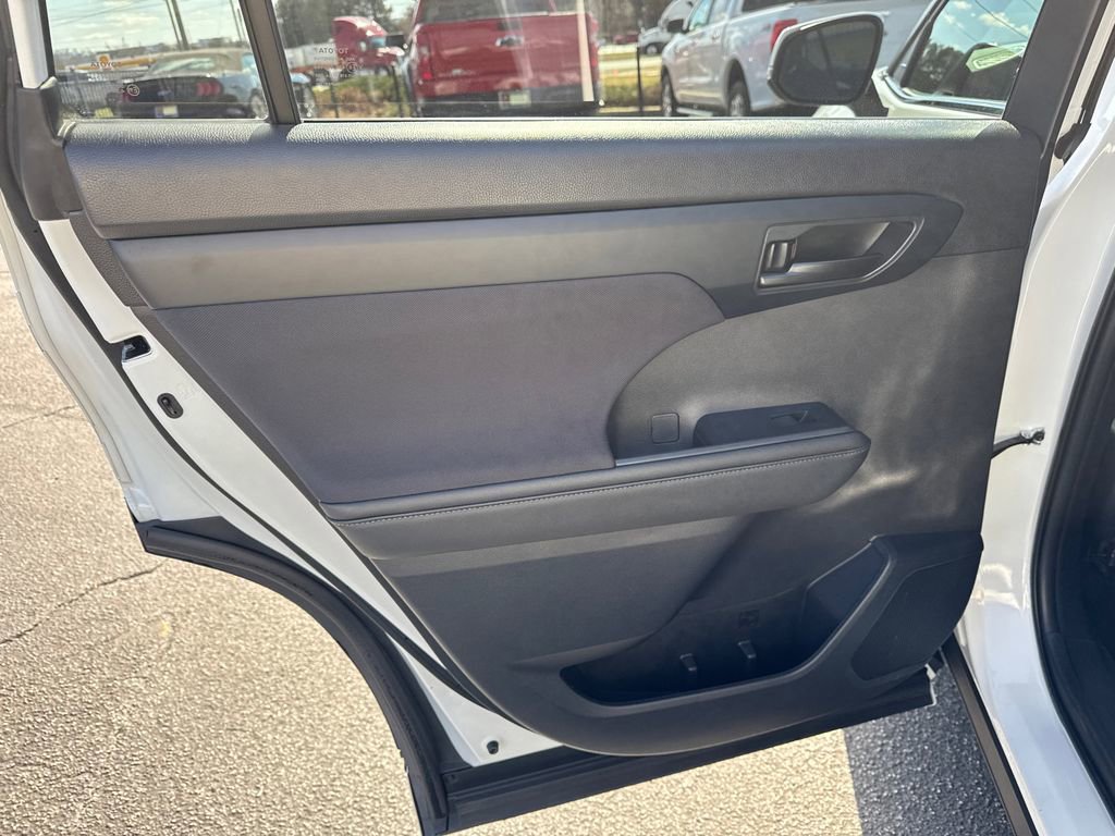 2023 Toyota Highlander LE - Photo 23