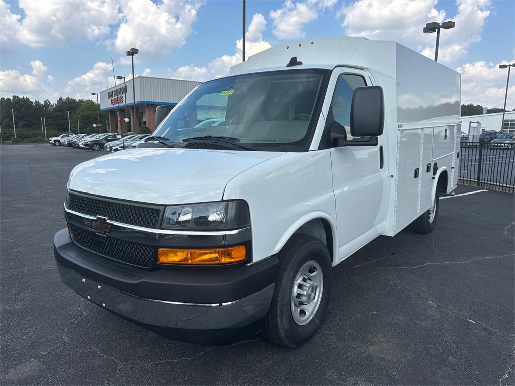 2025 Chevrolet Express Cutaway 3500 photo 2